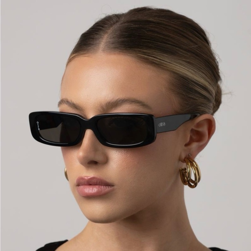 Otra Sunny Rectangular Black/Smoke Lens Sunglasses New with Case